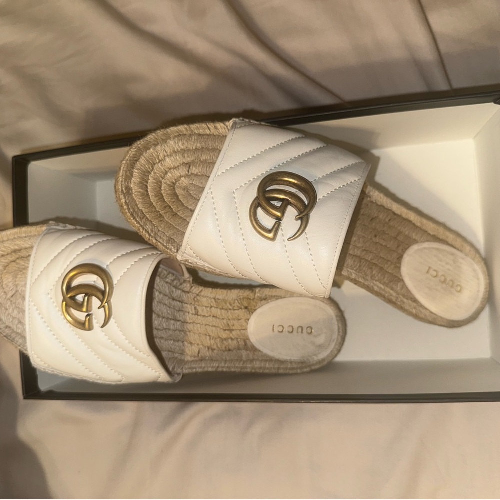 Gucci White and Gold Sandals with Iconic GG Logo Purse